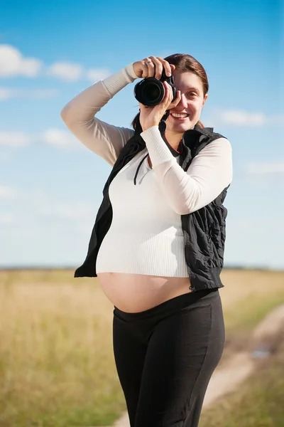 Mulher grávida tirando foto com câmera — Fotografia de Stock
