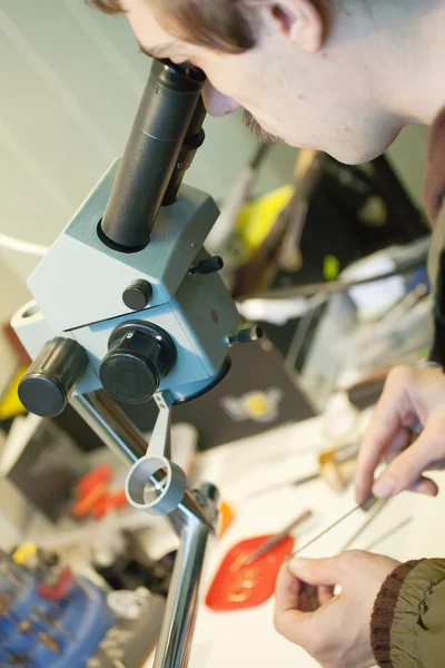 Jeweller bekerja dengan mikroskop — Stok Foto