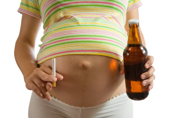 Terhes nő, cigaretta és sör — Stock Fotó