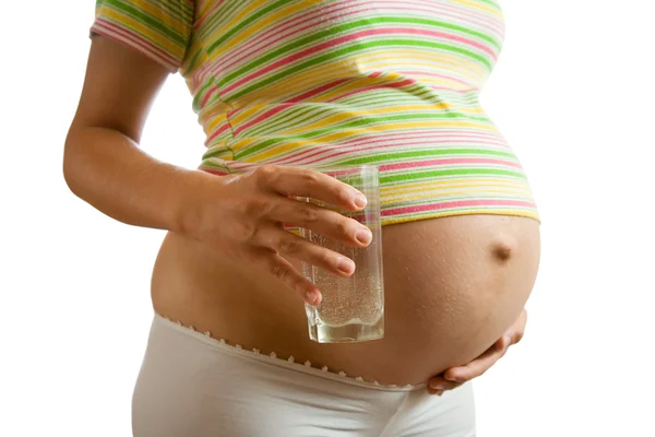 水のガラスと妊娠中の女の子 — ストック写真