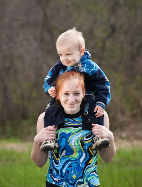 그녀의 아들과 함께 행복 한 어머니 — 스톡 사진
