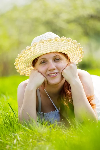 躺在草地上的帽子的女孩 — 图库照片