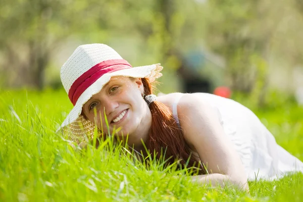 풀밭에 누워 모자에 소녀 — 스톡 사진