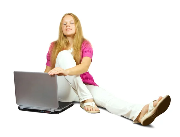 Flicka sitter med bärbar dator — Stockfoto