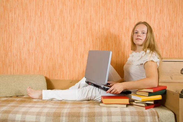 Mädchen mit Laptop und Büchern — Stockfoto