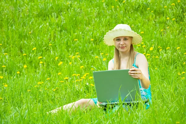 Девушка с ноутбуком на открытом воздухе — стоковое фото