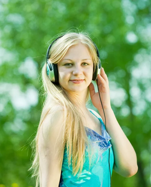 Menina ouvir música ao ar livre — Fotografia de Stock