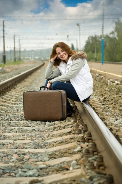 Flicka sitter på järnväg — Stockfoto
