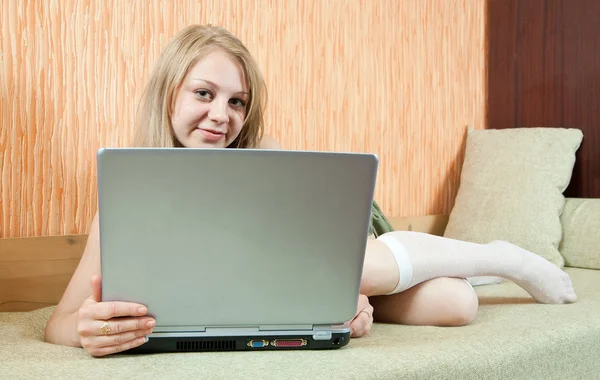 在笔记本电脑上工作的女孩 — 图库照片