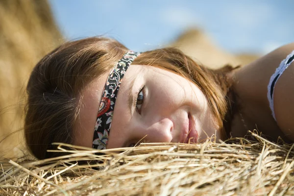 躺在稻草上的女孩 — 图库照片
