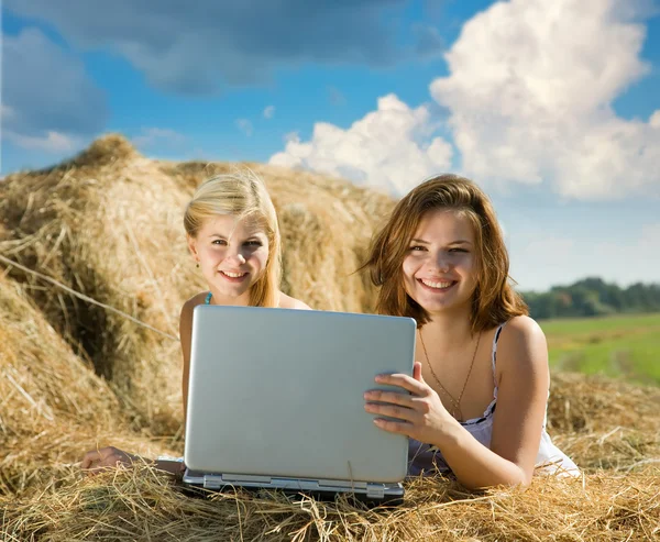 Flickor avkopplande med laptop — Stockfoto