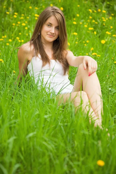 Mädchen liegt im Gras — Stockfoto