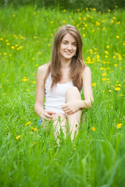 Menina adolescente na grama — Fotografia de Stock