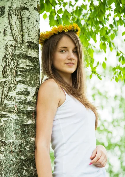 Dziewczyna w koronkę w pobliżu brzoza — Zdjęcie stockowe