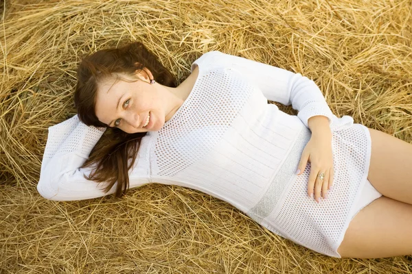Сексуальная девушка наслаждается сеном — стоковое фото