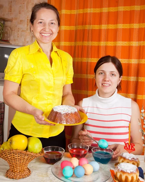 Женщины готовятся к пасхальному празднику — стоковое фото