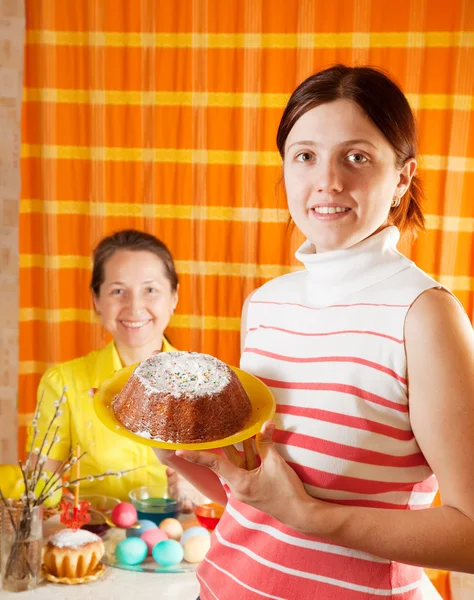 Две женщины с пасхальным тортом — стоковое фото