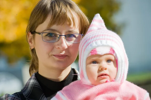Porträtt av mor med baby — Stockfoto