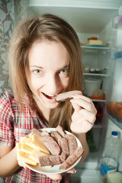 R lány húsevés a hűtőszekrény — Stock Fotó