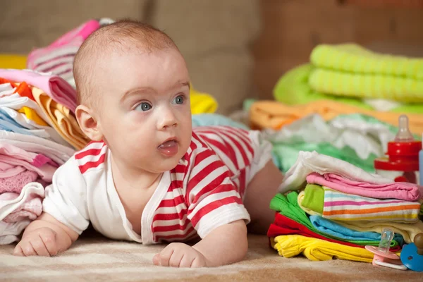 Baby flicka med barnkläder — Stockfoto