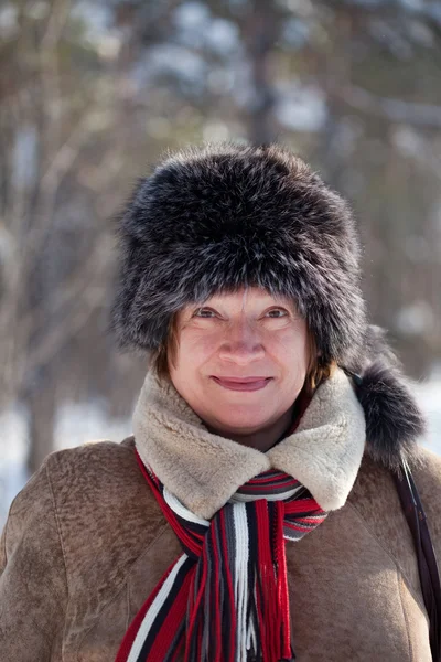 Zralá žena nosí kožešinové čepice — Stock fotografie