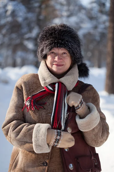 成熟的女人在冬季公园 — 图库照片