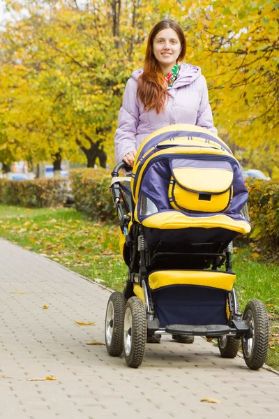 Mor gå med barnvagn — Stockfoto