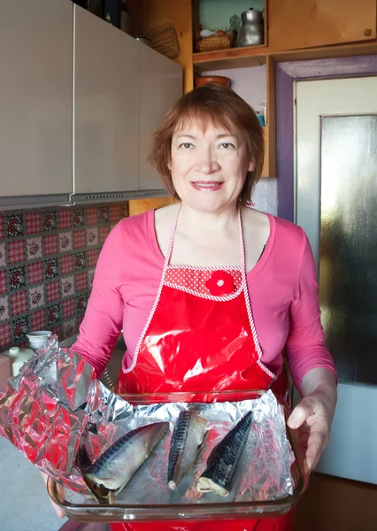 Жінка приготування скумбрія — стокове фото