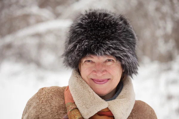 Dari wanita dewasa di hutan musim dingin — Stok Foto