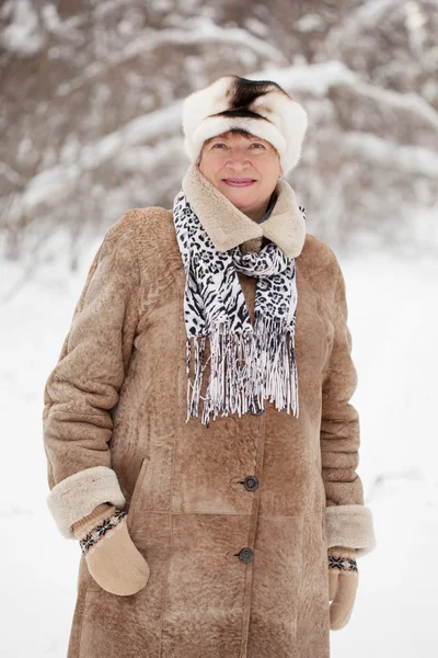 Reife Frau im winterlichen Wald — Stockfoto