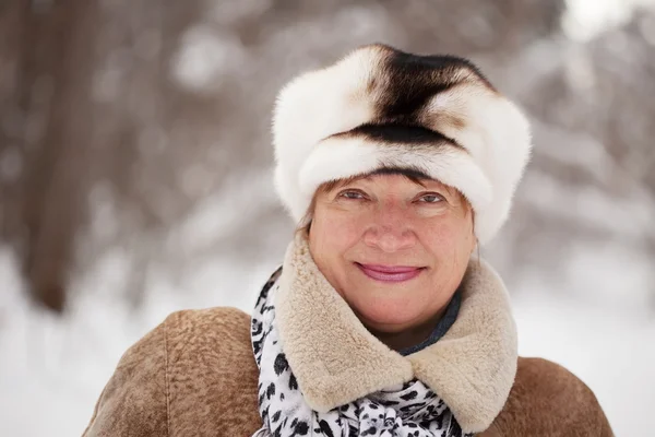 冬の成熟した女性の肖像画 — ストック写真