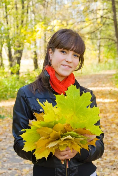 Mädchen mit Herbststrauß im Park — Stockfoto