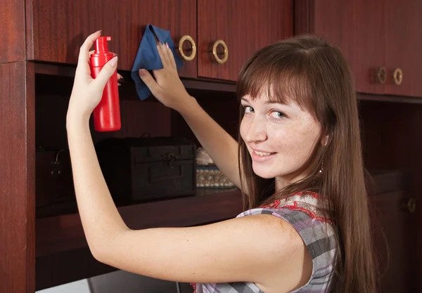 Kvinna rengöring möbler hemma — Stockfoto