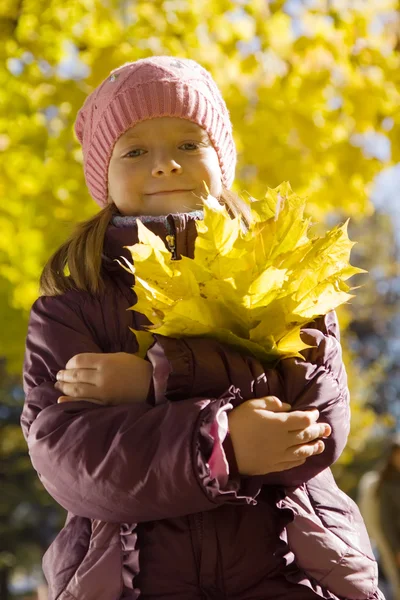 Mädchen mit Herbstblättern im Freien — Stockfoto