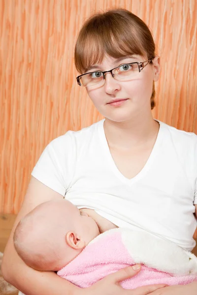 Mother breast feeding her baby — Stock Photo, Image