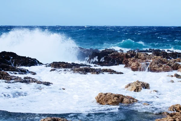 Meereswelle bricht gegen Küstenfelsen — Stockfoto