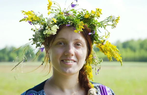 Meisje in bloemen chaplet — Stockfoto