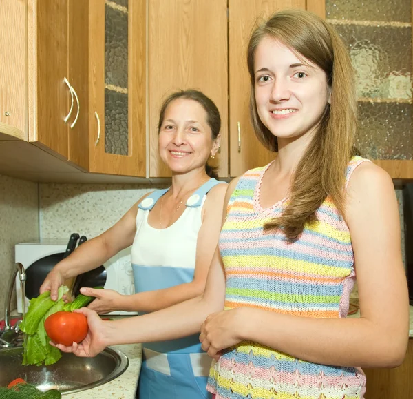 Madre e hija en la cocina — Foto de Stock