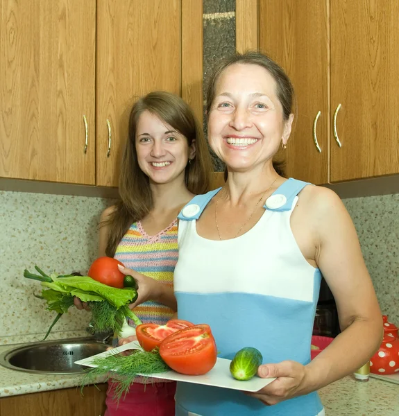 Женщины с овощами — стоковое фото