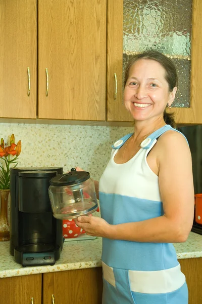 Woman using espresso machine — Stock Photo, Image
