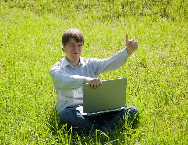옥외에서 노트북 컴퓨터를 사용하는 사람 — 스톡 사진