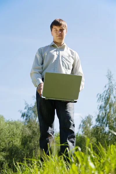 Чоловік стоїть з ноутбуком — стокове фото