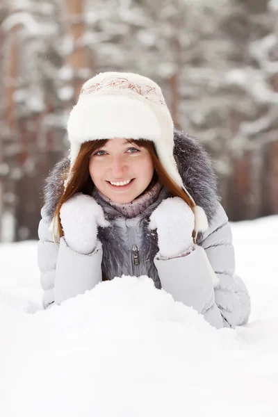 Mujer acostada en la nieve — Foto de Stock