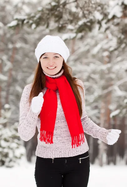 Sportieve vrouw loopt in winter park — Stockfoto