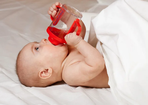 Baby girl with baby bottle — Stock Photo, Image