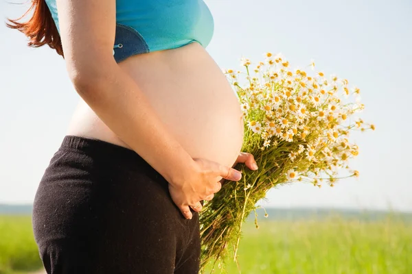Närbild av gravid kvinna — Stockfoto