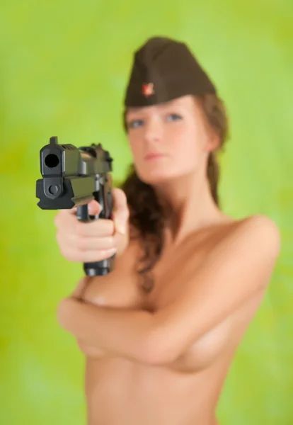 Meisje pogend een pistool. focus op geweer alleen — Stockfoto