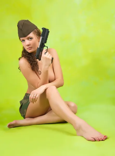 Girl in garrison cap with gun — ストック写真