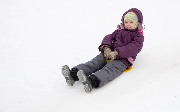 雪の中で摺動子barn glidande i snön — Stockfoto