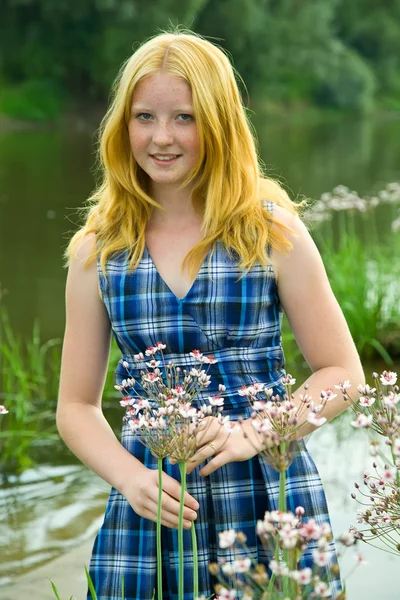 Tonåring flicka mot naturen — Stockfoto